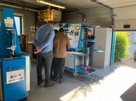 image de personnes travaillant sur une machine