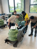 image d'élèves travaillant sur la machine